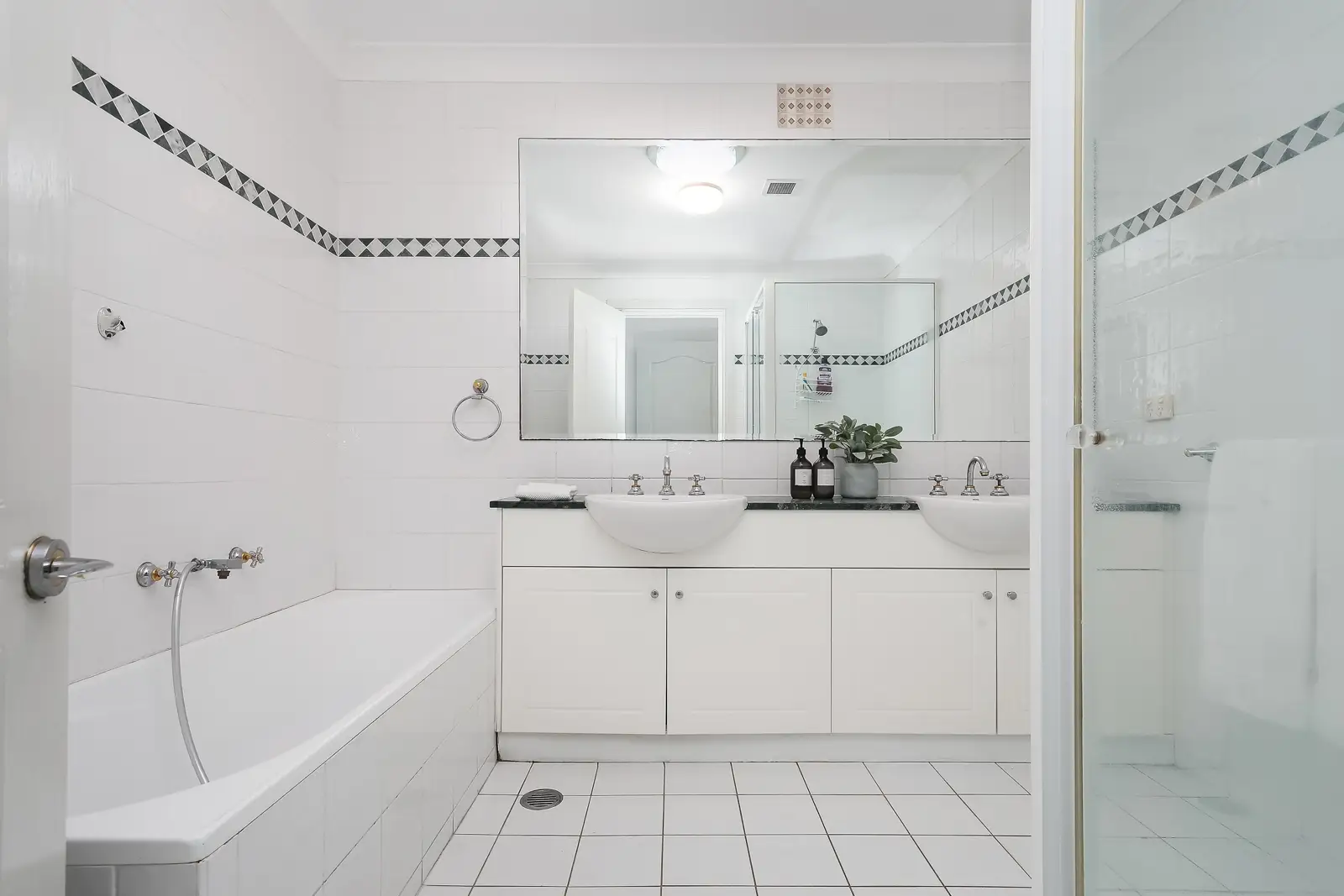 5 Settlers Boulevard, Liberty Grove Sold by Richard Matthews Real Estate - image 6