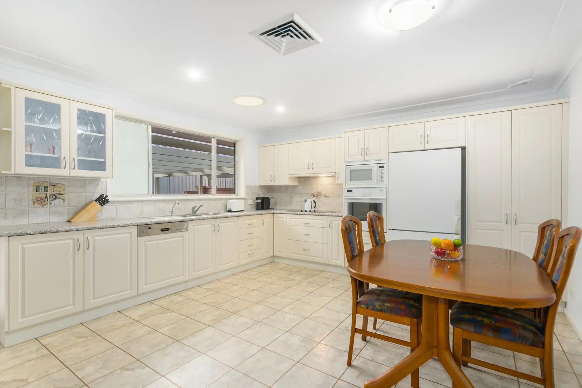 70 Caroline Crescent, Georges Hall Sold by Richard Matthews Real Estate - image 3