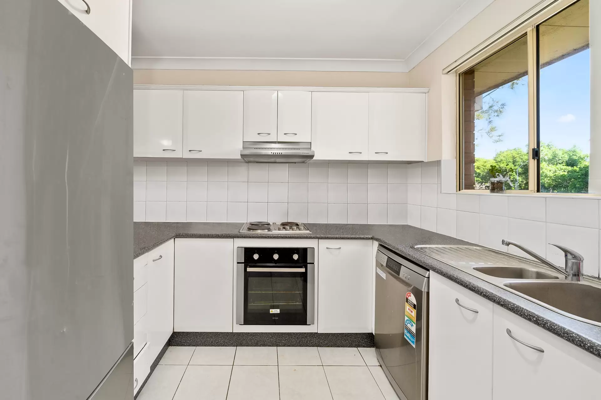 11/8-14 Gibbs Street, Miranda Sold by Richard Matthews Real Estate - image 3