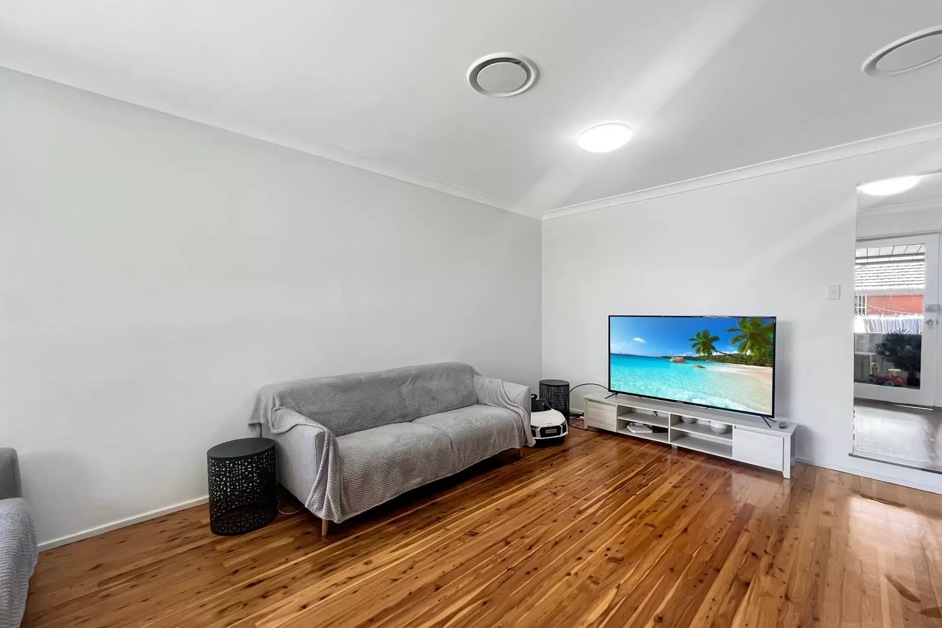 20  Glenbrook Crescent, Georges Hall Sold by Richard Matthews Real Estate - image 2