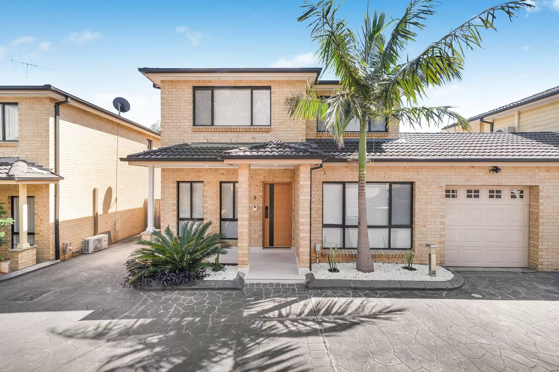 5/15 Hishion Place, Georges Hall Sold by Richard Matthews Real Estate - image 1