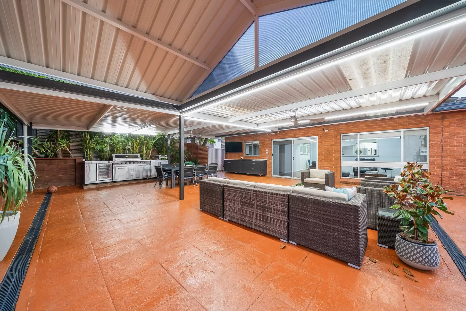 8 Lincoln Road, Georges Hall Sold by Richard Matthews Real Estate - image 11