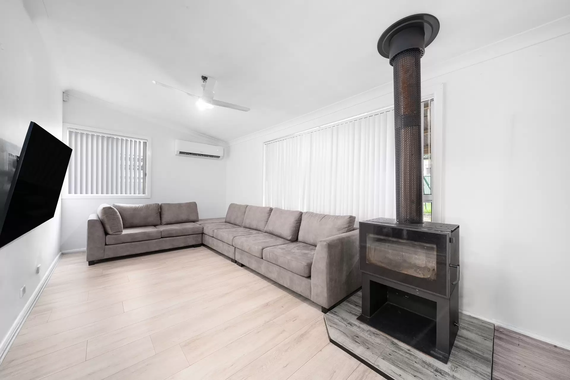 33 Larien Crescent, Birrong Sold by Richard Matthews Real Estate - image 2