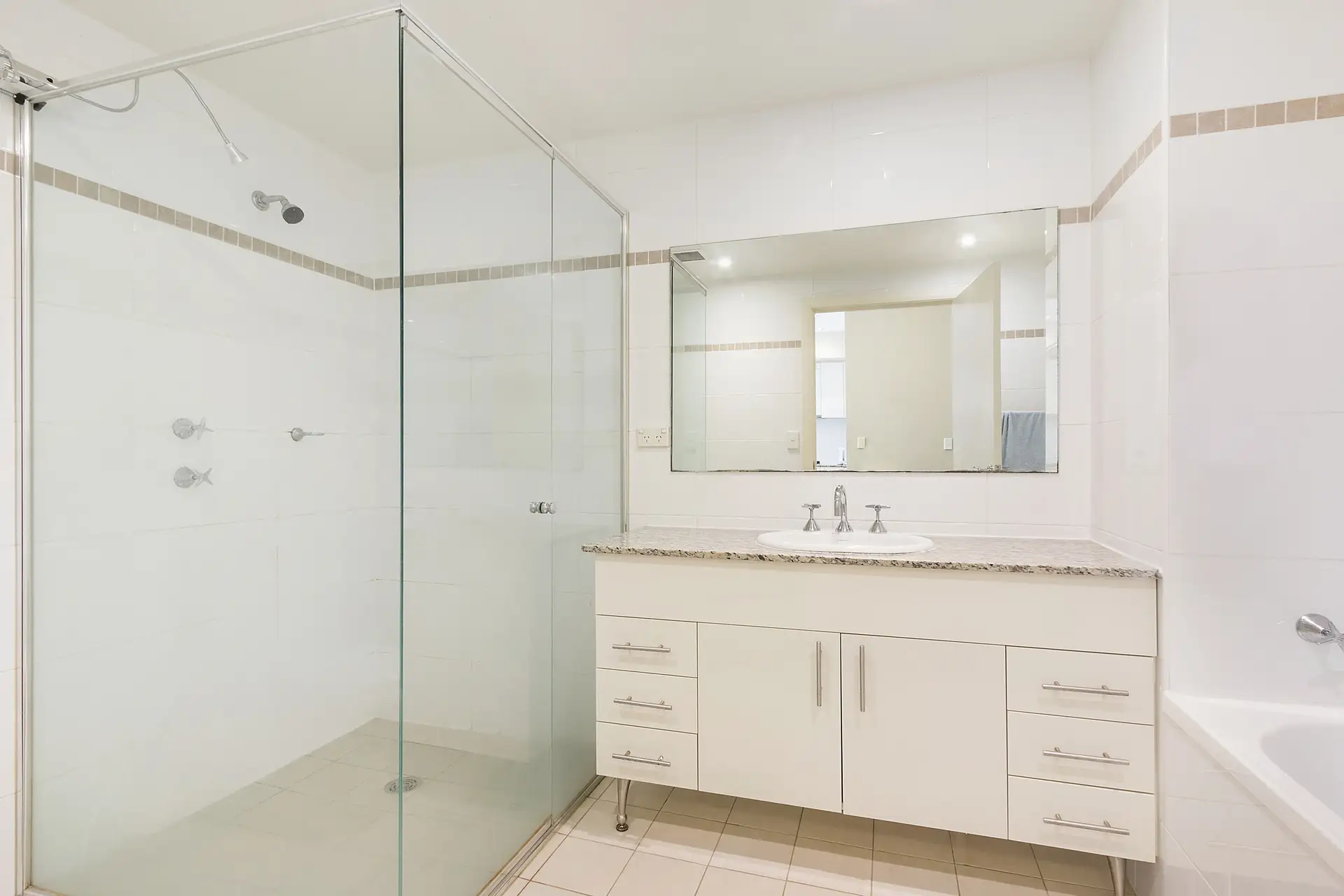 2/5 Bay Drive, Meadowbank Sold by Richard Matthews Real Estate - image 5