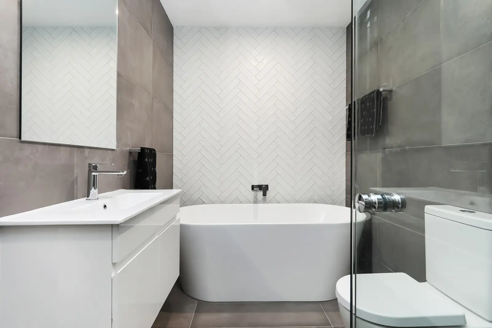 6 Caroline Crescent, Georges Hall Sold by Richard Matthews Real Estate - image 5